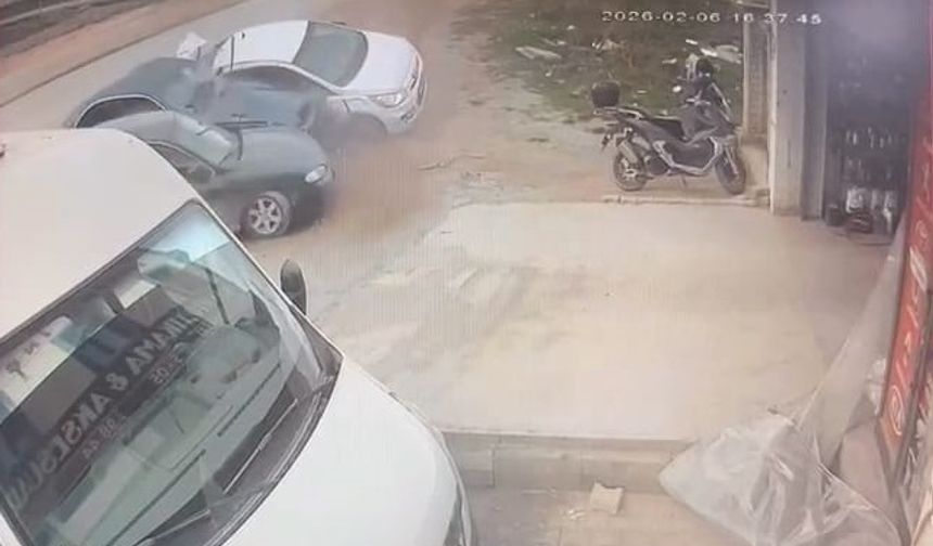 Çocuk sürücünün kullandığı otomobil, 3 araca çarpıp takla attı: 8 yaralı; kaza anı kamerada