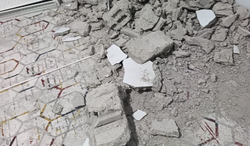 Dağdan kopan kaya parçası evin duvarını delip, yatak odasına girdi