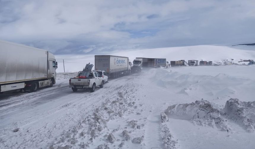 Ilgar Dağı tipi nedeniyle ulaşıma kapandı, 200 araçlık konvoy oluştu
