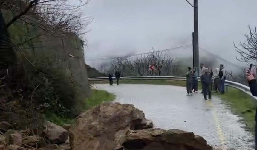 Mahalle yolu heyelan nedeniyle ulaşıma kapandı