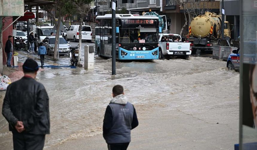 Manisa'da sağanak sonrası dere taştı, yollar ve tarım alanları suyla doldu