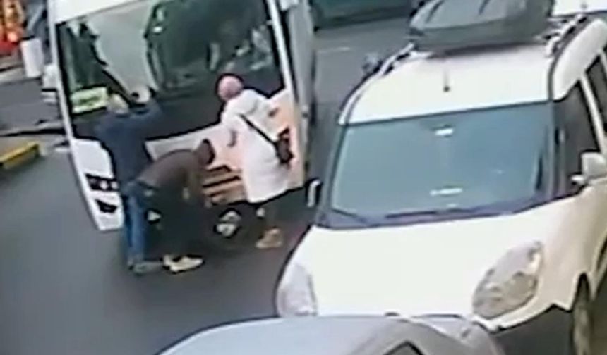 Midibüsün çarptığı kadın yaralandı; kaza kamerada
