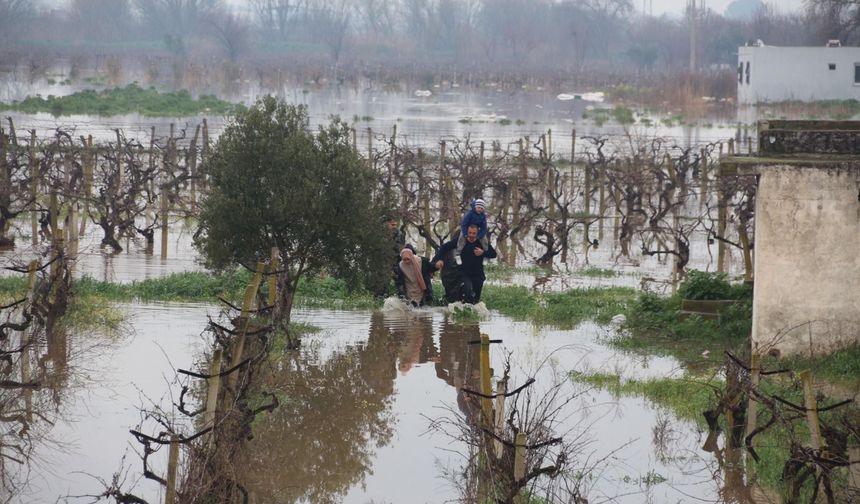 Nehir taşınca bağ evinde mahsur kalan baba ve 4 çocuğunu itfaiye kurtardı