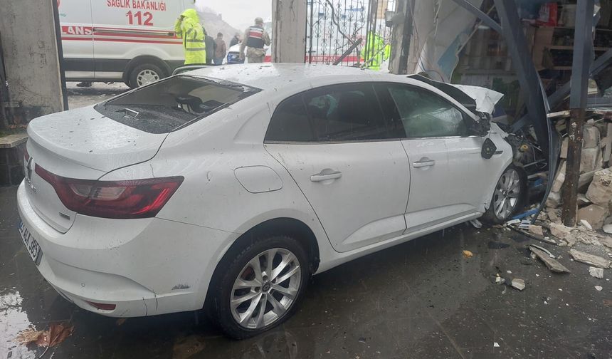 Otomobilin lokantaya girdiği kaza kamerada