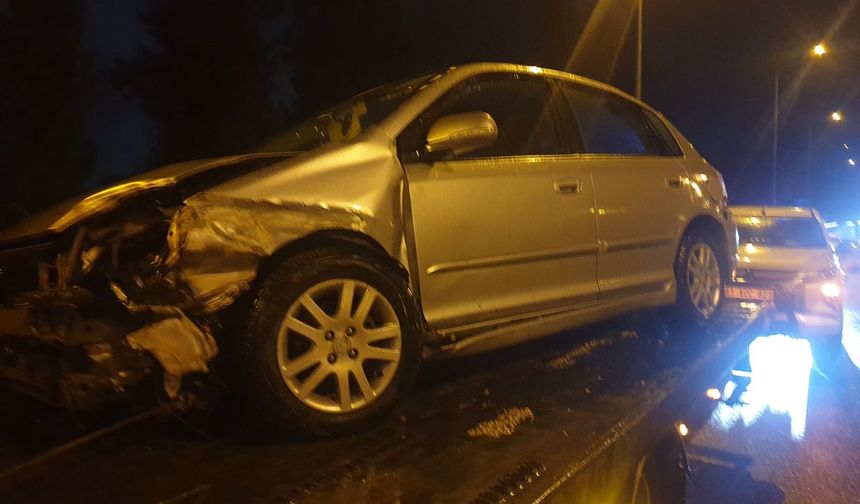 Otoyolda bariyerlere çarpan otomobilin sürücüsü yaralandı