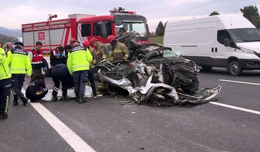Otoyolda cip, TIR'a arkadan çarptı: 1 ölü 1 yaralı