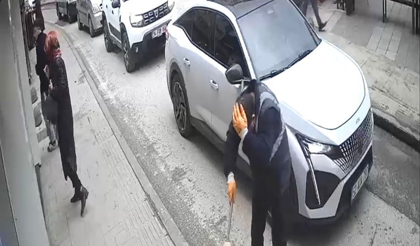 Reklam tabelası şiddetli rüzgarda temizlik işçisinin başına düştü; o anlar kamerada