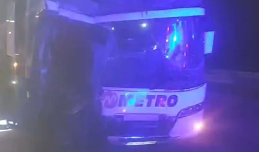 Amasya'da yolcu otobüsü, TIR'a çarptı; 11 yaralı