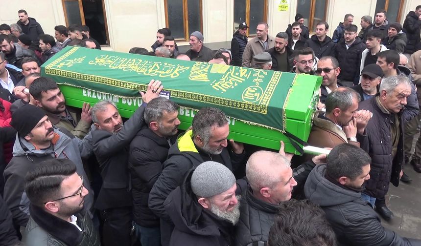 Çatıdan düşen buz sarkıtı nedeniyle hayatını kaybeden 2 çocuk babası, toprağa verildi