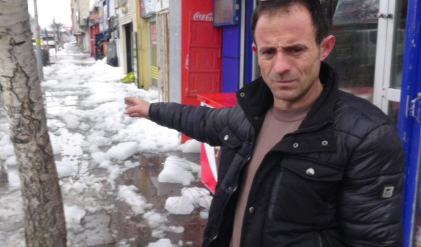 Çatından üzerine kar ve buz kütlesi düşen kişi ağır yaralandı