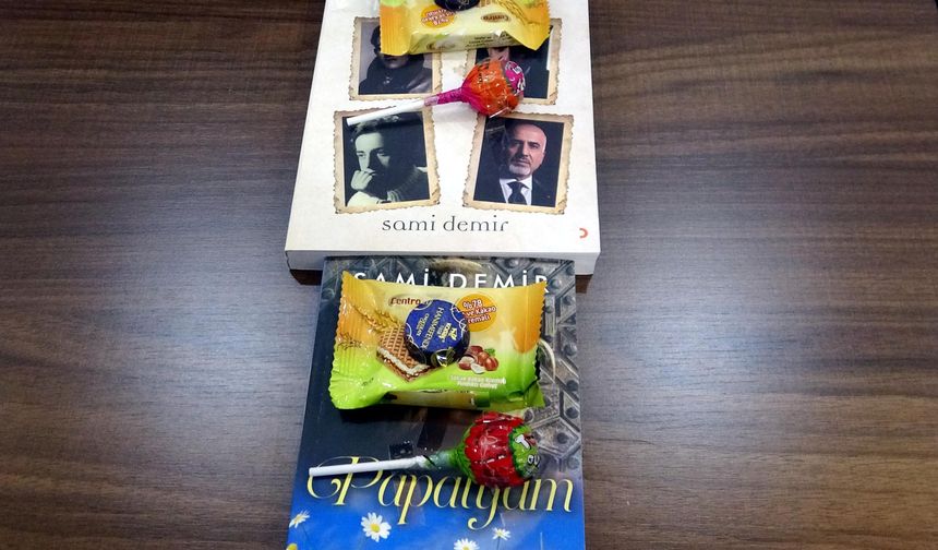 Çocuklara verdiği kitaplarının üzerine şeker ve çikolata yapıştırdı