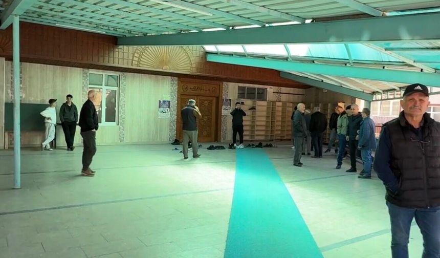 Cuma namazı sırasında rahatsızlanıp öldü