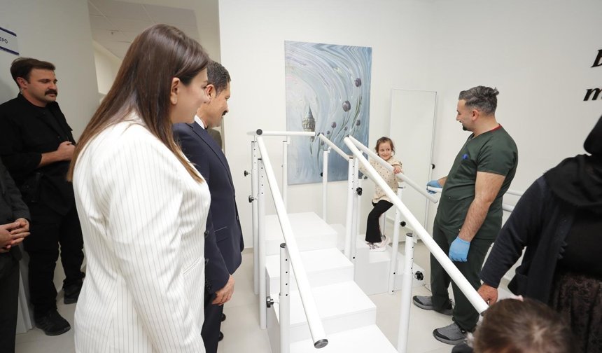 Depremzede Zeynep, özel hazırlanan protez bacakla yeniden yürümeye başladı