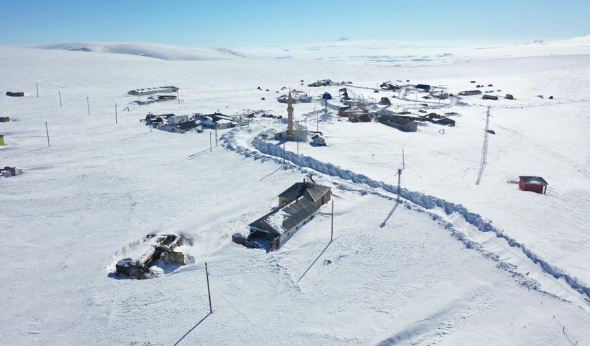 Kars'ta kar kalınlığı yarım metreyi geçti, köyler havadan görüntülendi