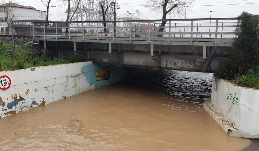 Kocaeli'de sağanak; alt geçit suyla oldu
