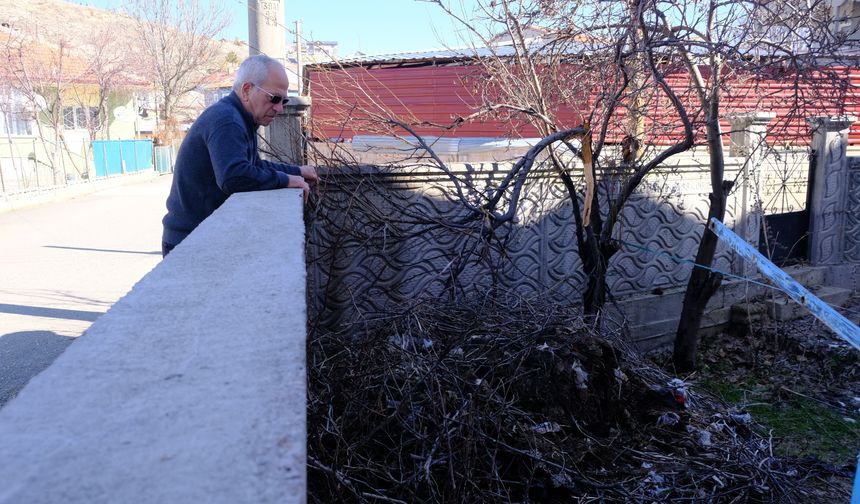 Leyleklerin 40 yıllık yuvası yıkıldı, onlar gelmeden yenisini yerleştirdi