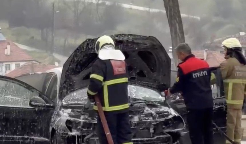 Motor kısmından tutuşan otomobil alev alev yandı