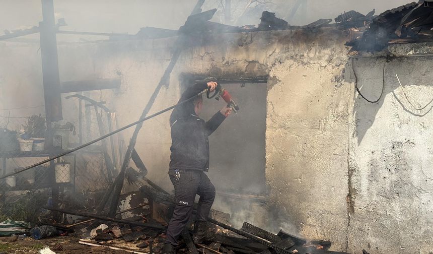 Muğla'da evde çıkan yangında aile alevlerin arasından kurtuldu