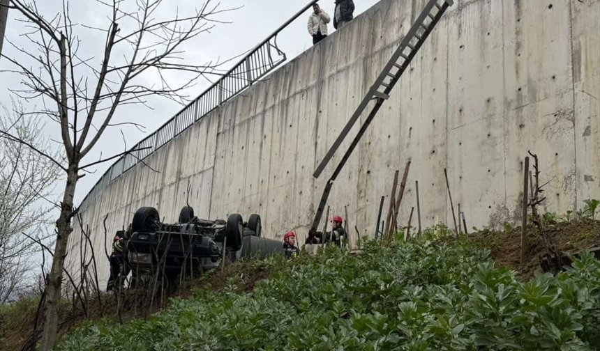 Otomobil, kayganlaşan yolda istinat duvarını aşarak düştü; 1 yaralı