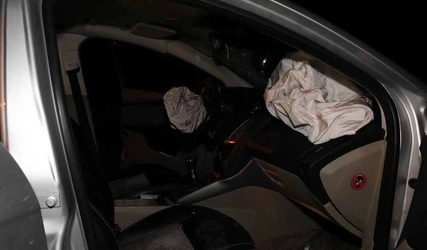 Otomobil, park halindeki araca çarptı: 1'i ağır, 5 yaralı