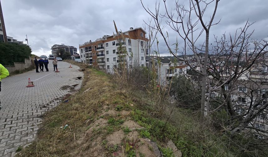 Sağanak sonrası yoldaki çökme, tedirginliğe neden oldu