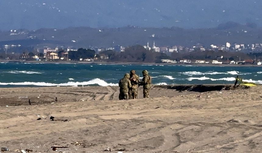 Sakarya'da sahilde parçalanmış insansız hava aracı bulundu (2)