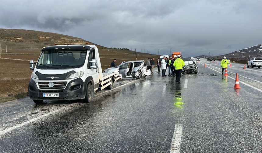 Sivas'ta 3 aracın karıştığı zincirleme kaza: 1 ölü, 5 yaralı