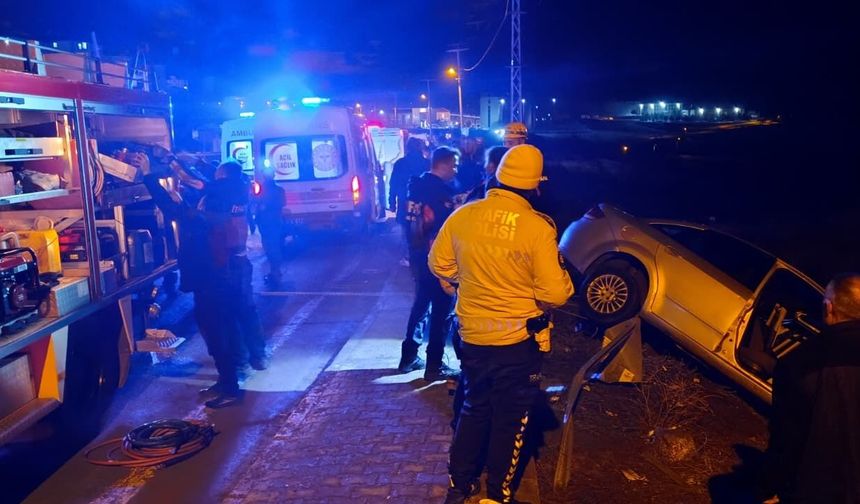 Sivas'ta otomobil bariyerlere çarptı: 2 yaralı