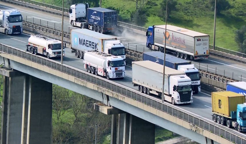 TEM'de 2 TIR ve 2 otomobil çarpıştı; araç kuyruğu dron kamerasında