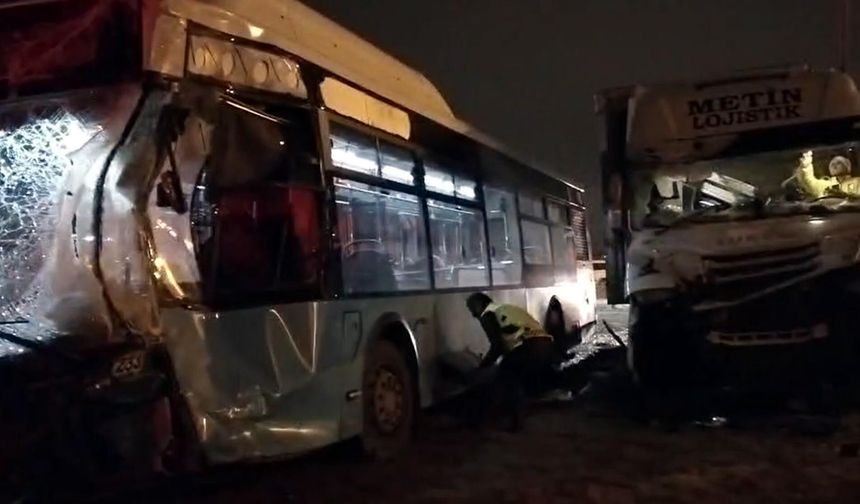 TIR, kavşakta otobüse çarptı: 1 yaralı