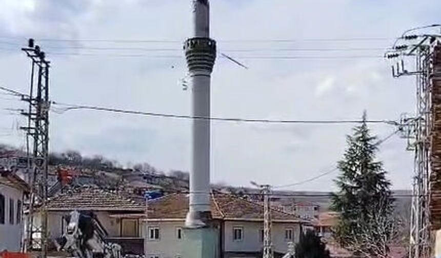 Tokat'taki depremde hasar gören minare, kontrollü olarak yıkıldı