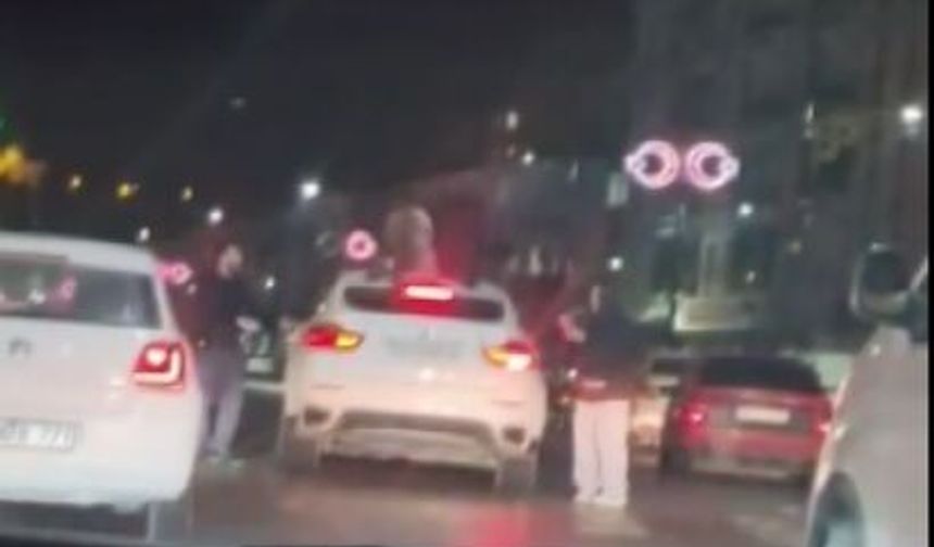 Trafikteki kavgada otomobilin üzerine çıkıp zarar verdi