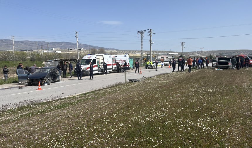 Çankırı'da 2 otomobil kavşakta çarpıştı: 4 yaralı