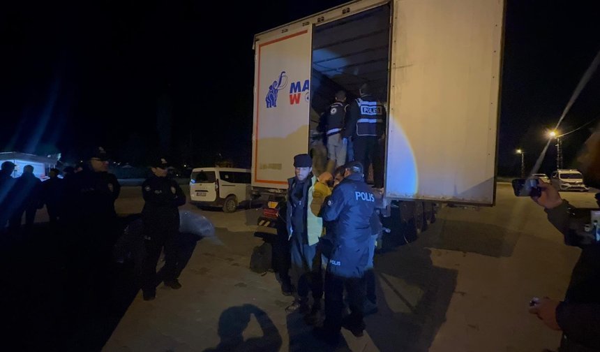 Durdurulan TIR'da 18 kaçak göçmen yakalandı