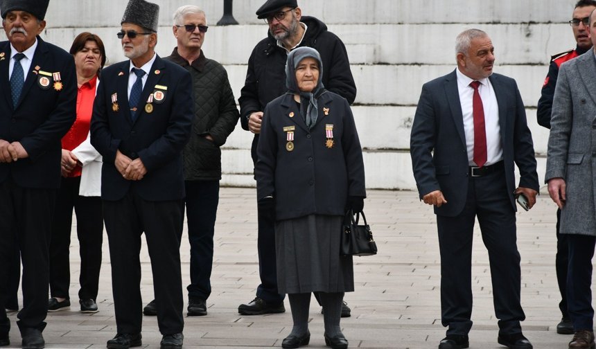 Gazi eşinin vasiyetiyle 10 yıldır tüm resmi törenlere katılıyor
