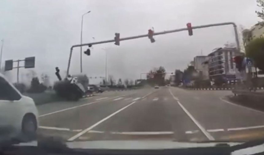 Kamyonetin sinyalizasyon direğine çarptığı kaza araç kamerasında; 4 yaralı