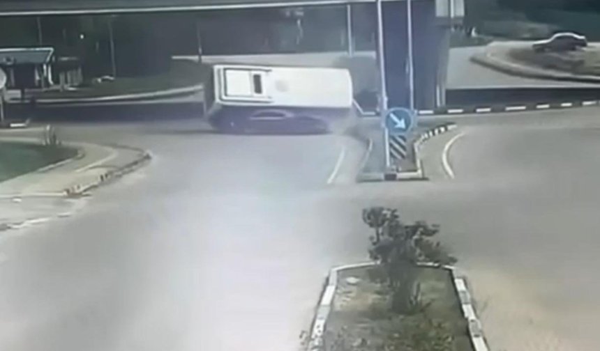 Öğrencileri taşıyan halk otobüsü, otomobilin üzerine devrildi: 46 yaralı (2)