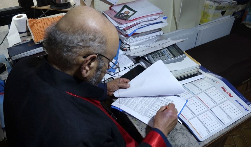 Rektörden 77 yaşında üniversiteden mezun olan arzuhalciye özel davet