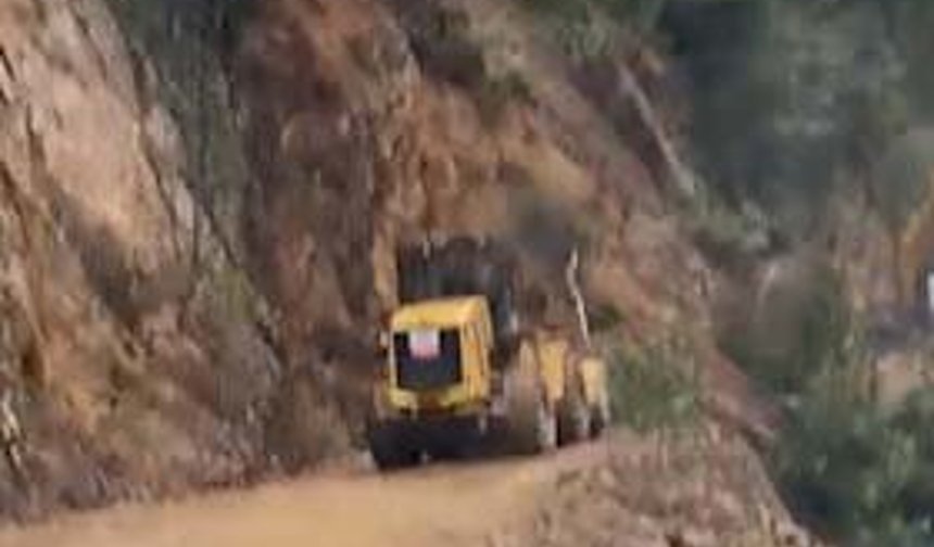 Rize'de heyelan; iş makinesi operatörü saniyelerle kurtuldu