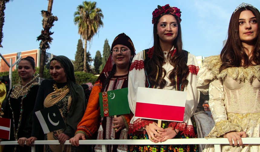 Uluslararası Adana Portakal Çiçeği Karnavalı'nın korteji, renkli görüntülere sahne oldu