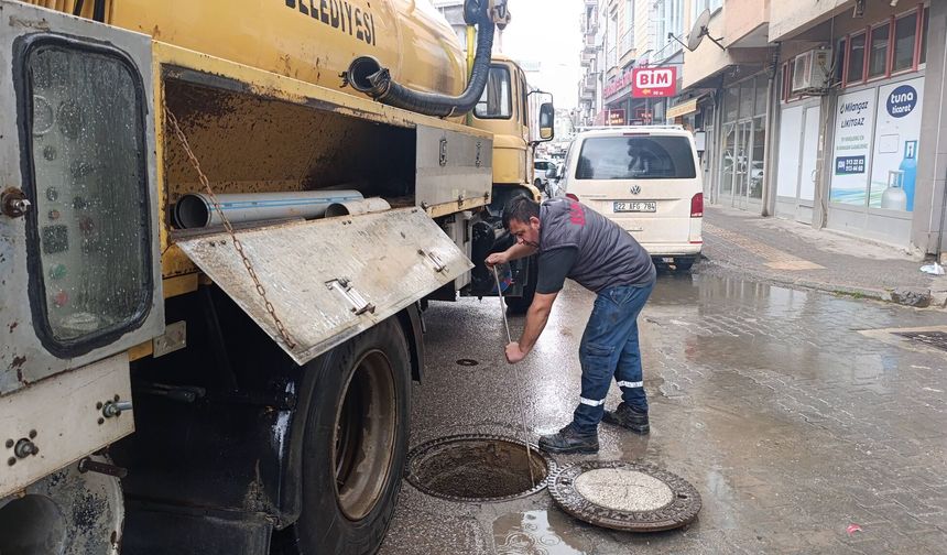 Uzunköprü'de sağanak; yollar göle döndü