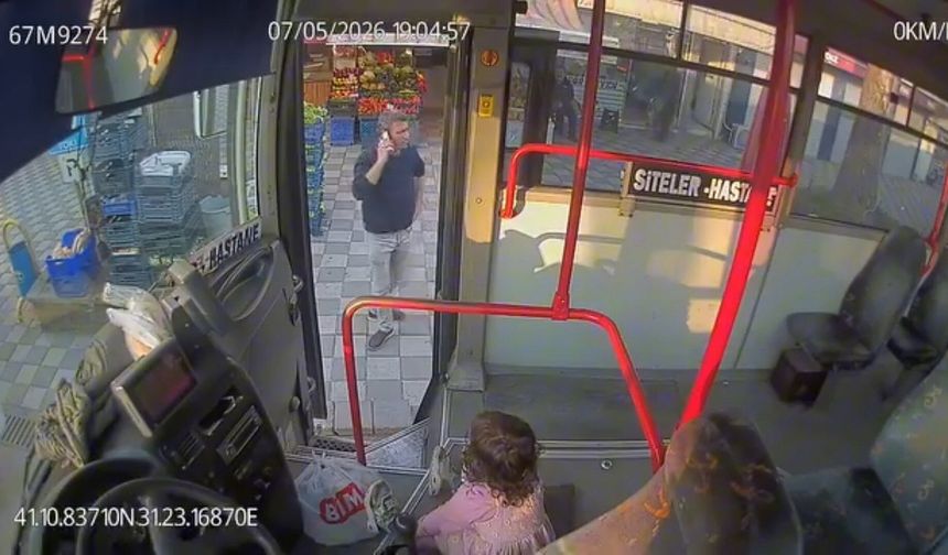 Ailesini bulamayıp emekleyerek halk otobüsüne binen 2 yaşındaki çocuk kamerada