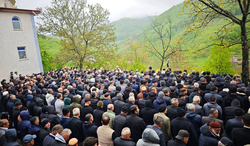 Aynı gün hayatını kaybeden anne ve oğlu toprağa verildi
