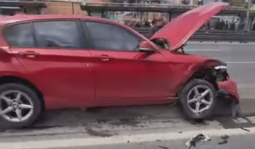 Bakırköy'de otomobilin çarptığı aydınlatma direği, başka bir otomobilin üzerine devrildi