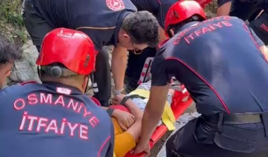 Kekik toplarken düşüp ayağı kırılan çocuk, 2 kilometre sedyeyle taşındı