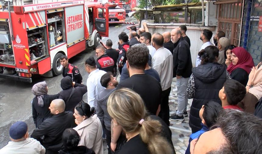 Küçükçekmece'de 4 katlı binanın çatı katında çıkan yangın söndürüldü