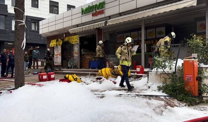Maltepe'de marketin deposunda çıkan yangın söndürüldü