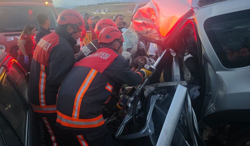 Mersin'de 3 aracın karıştığı zincirleme kaza: 1 ölü, 5 yaralı