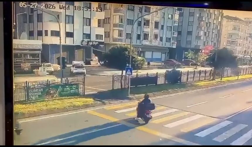Otomobil yaya geçidinde motosiklete çarptı: kaza kamerada