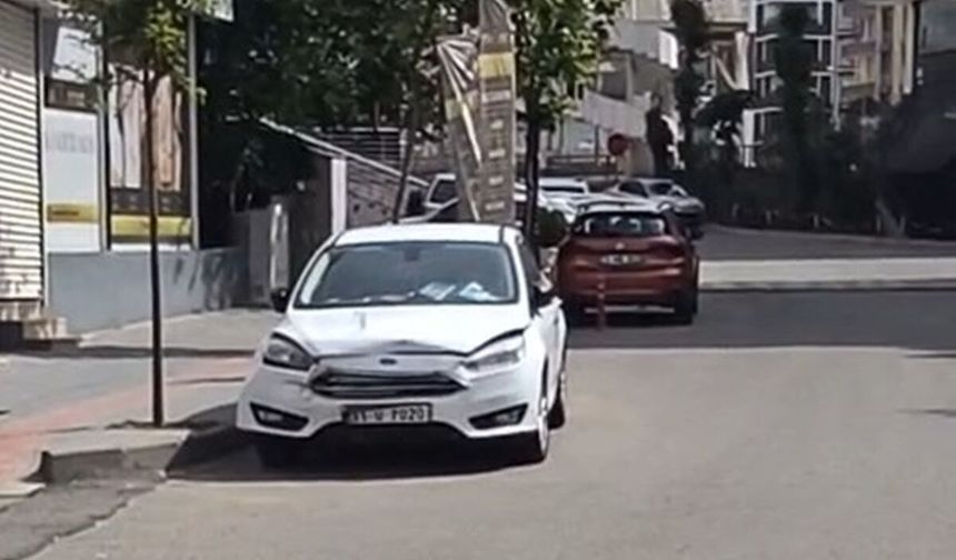Otomobiliyle park halindeki 5 araca çarpıp kaçtı; o anlar kamerada